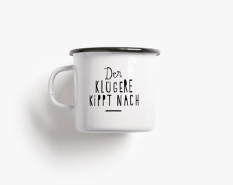 T G T W / Tasse aus Emaille / DER KLÜGERE / zweite Wahl mit kleinen Beschädigungen, 60 % Rabatt, als Geschenk mit kleinem Budget