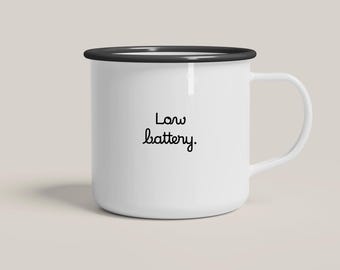 Tasse aus Emaille / HIGH EXPECTATIONS / Metalltasse mit Spruch, personalisierbar – Geschenk Kaffeetrinker, lustig, für Kollegen, müde