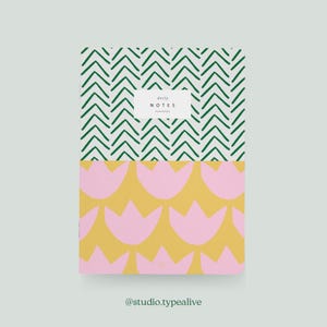 Könnte beinhalten: Ein Notizbuch mit grünem und weißem Chevron-Muster und einem rosa und gelben Blumenmuster auf der unteren Hälfte. Das Notizbuch trägt auf der Vorderseite den Schriftzug "daily NOTES".