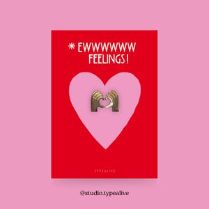 Set di badge / EWWW / spille in ottone con gesto "Heart You" con biglietto e scritta, come portafortuna, regalo di Natale o compleanno