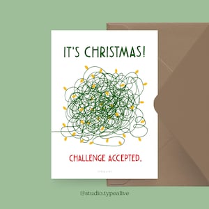 Cartão de Natal / CHRISTMAS CHALLENGE / Postal engraçado para o Natal com luzes de fadas e frases engraçadas - para amigos, família