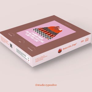 Può includere: Una scatola di puzzle con un design rosa e marrone. Il puzzle presenta un'illustrazione di un cane con il testo "I work hard so my dog can live a better life". La scatola è etichettata "Better Life Dogs" e contiene 500 pezzi.