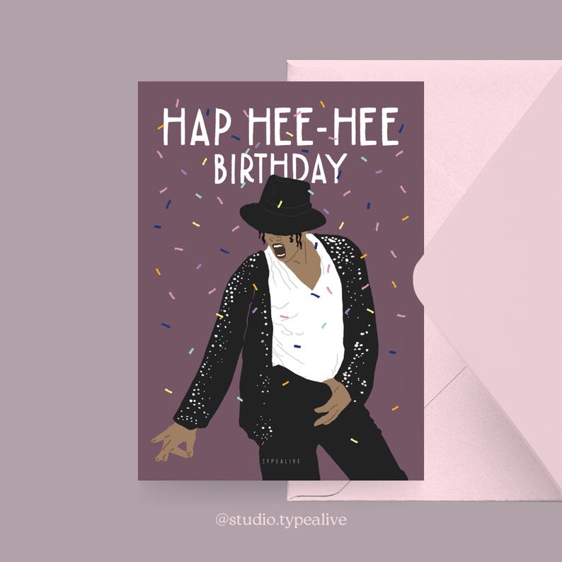 Może przedstawiać: Fioletowa kartka urodzinowa z czarno-białą ilustracją Michaela Jacksona w czarnej kurtce i białej koszuli. Na kartce widnieje napis "Hap Hee-Hee Birthday" i opadające wok&oacute;ł ilustracji konfetti.