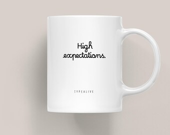 Tasse aus Keramik / HIGH EXPECTATIONS / Personalisierte Tasse mit lustigem Spruch – Perfektes Geschenk für beste Freundin, müde, Geburtstag