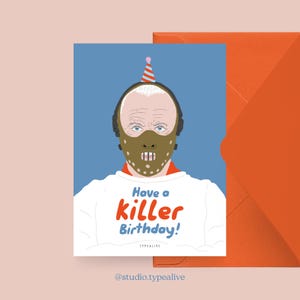 Könnte beinhalten: Geburtstagskarte mit blauem Hintergrund und einer Illustration eines Mannes mit Maske und Partyhut. Die Karte zeigt den Text "Have a killer Birthday!" in Rot und Blau. Ein orangefarbener Umschlag ist sichtbar.