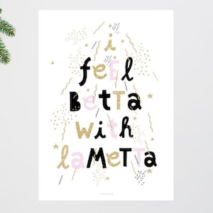 Könnte beinhalten: Ein weißer Hintergrund mit schwarzem Text, der "I feel betta with la METTa" in einer verspielten Schriftart lautet. Der Text ist von goldenen und rosafarbenen Glitzersternen und Konfetti umgeben.