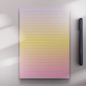 Puede incluir: Un bloc de notas con líneas y un fondo degradado de morado, amarillo y rosa. El bloc de notas tiene un borde blanco y la palabra "SPEAKLIFE" impresa en letras pequeñas en la parte inferior.