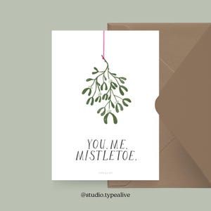 Weihnachtskarte / MISTLETOE / Lustige Postkarte zu Weihnachten mit Mistelzweig und witzigem Spruch – für Freund oder Freundin, Crush