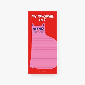 Può includere: Un blocco note rettangolare con sfondo rosso brillante raffigurante un gatto rosa con occhiali da sole scuri. Il testo MY PAWSONAL LIST è stampato in bianco nella parte superiore. Il corpo del gatto contiene linee rosa orizzontali per scrivere.