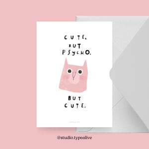 Ansichtkaart / CATISFACTIE NR. 13 / Grappige wenskaart met kat en spreuk "Cute but psycho" - humoristisch cadeau-idee voor kattenfans