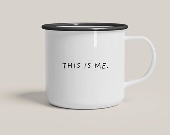 Tasse aus Emaille / THIS IS ME / Metalltasse mit Spruch, personalisierbar – Geschenk Kaffeetrinker, lustig, für Kollegen, erwachsen werden
