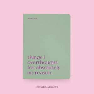 Könnte beinhalten: Ein salbeigrünes Notizbuch mit dem lila Text "things i overthought for absolutely no reason". Die Worte "Notebook of" stehen über dem Haupttext. Der Hintergrund ist hellrosa.
