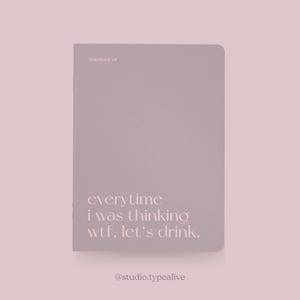 Könnte beinhalten: Ein hellviolettes Notizbuch mit dem Text "Notebook of" oben und dem Text "everytime i was thinking wtf, let's drink." in einem helleren Violettton. Der Text "@studio.typealive" befindet sich unten auf dem Notizbuch.