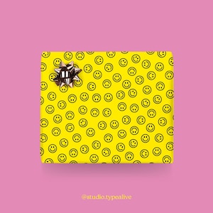 Geschenkpapier / SMILEY NO. 1 / Gelbe Geschenkbögen mit Smileys, für Weihnachten, Hochzeit, Geburtstag – exklusive Geschenkverpackung