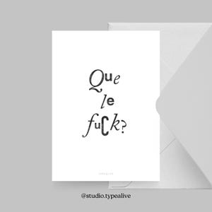 Postkarte / QUE LE FUCK / Witzige und schöne Grußkarte mit Spruch – Humorvolle Geschenkidee für Freunde, Familie & Kollegen
