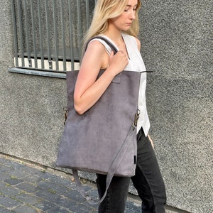 Très grand sac à main rabattable en cuir gris