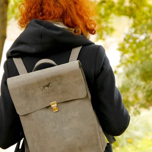 Grauer minimalistischer Lederrucksack, Laptoprucksack aus Vollleder, Sommerrucksack, Schulrucksack Bild 3