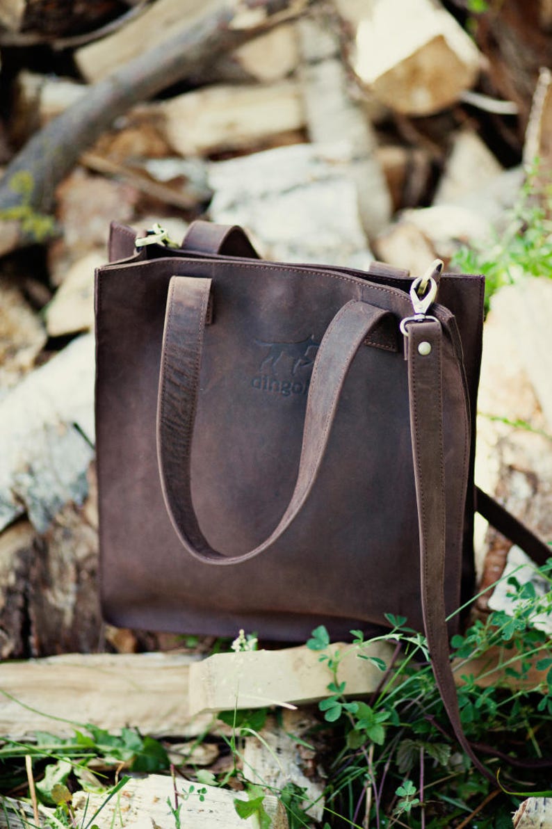 HELLO CROSSBODY SHOPPER TOTE IN BROWN