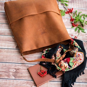 Genuine leather hobo bag with regulated handle mat leather shoulder bag image 4