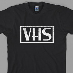 Camiseta con el logotipo de VHS, tengo que devolver algunas cintas de vídeo, rebobinar el casete, VCR, grabar, pausar, retro, años 80 y 90.
