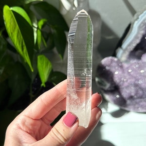 4,3 ”Lemurian Quarzspitze mit tiefen linearen Kämmen - Brasilien