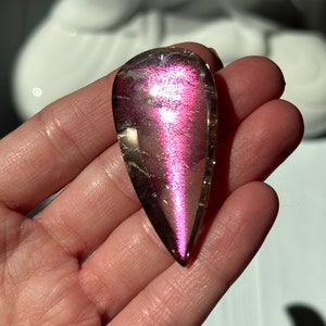 2.0”, 70ct Extremadamente Raro - Covellita de Cuarzo de Fuego ROSA con Destello Increíble - Brasil