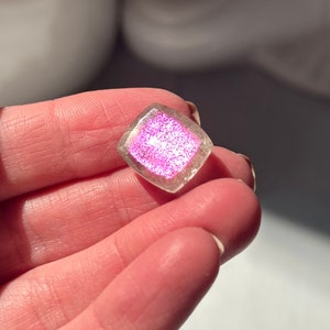 0.6”, 10ct Extremadamente raro - Covellita de cuarzo de fuego ROSA con destello increíble - Brasil