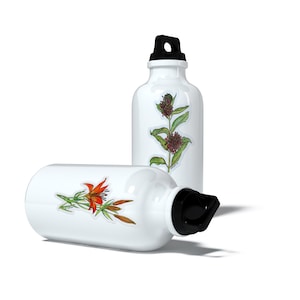 K&ouml;nnte beinhalten: Zwei wei&szlig;e Wasserflaschen mit schwarzen Deckeln. Eine Flasche zeigt ein rot-oranges Blumendesign, die andere eine botanische Illustration einer Pflanze mit burgunderfarbenen Bl&uuml;ten und gr&uuml;nen Bl&auml;ttern. Die Flaschen sind f&uuml;r die Fl&uuml;ssigkeitszufuhr konzipiert.
