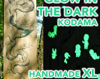 Kodama Waldgeister - Handgemachtes leuchtendes Siebdruck XL Poster