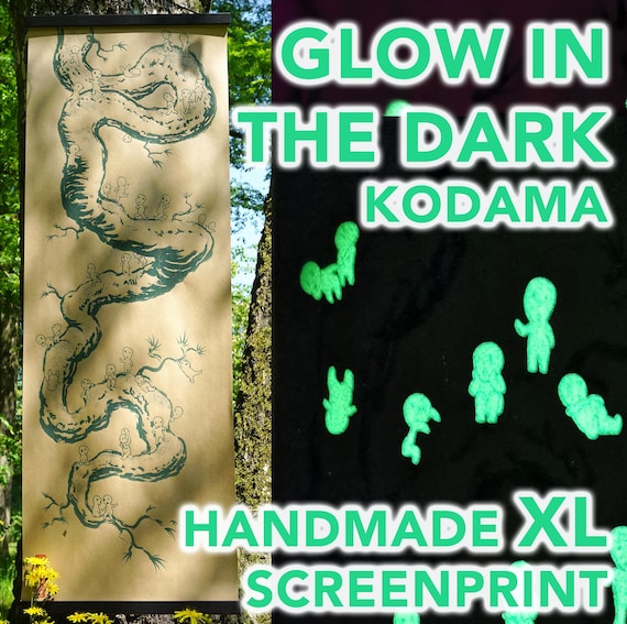 Kodama Waldgeister - Handgemachtes leuchtendes Siebdruck XL Poster