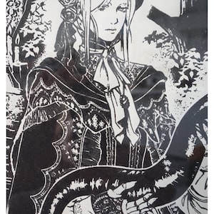 K&ouml;nnte beinhalten: Schwarz-Wei&szlig;-Illustration einer Frau in einem viktorianischen Kleid und Hut mit floralen Details. Das Kunstwerk weist komplizierte Muster und einen gotischen Stil auf, wodurch eine dunkle, mysteri&ouml;se Atmosph&auml;re entsteht. Die Frau h&auml;lt ein gro&szlig;es, gebogenes Objekt.
