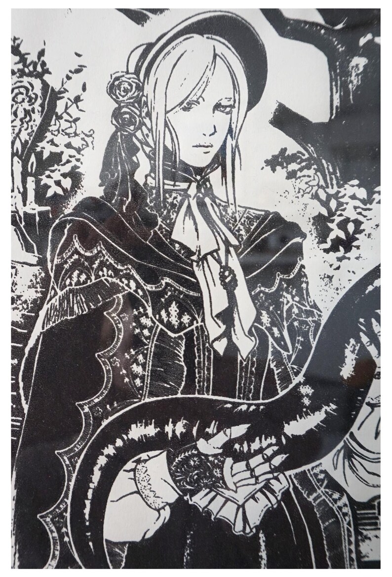 K&ouml;nnte beinhalten: Schwarz-Wei&szlig;-Illustration einer Frau in einem viktorianischen Kleid und Hut mit floralen Details. Das Kunstwerk weist komplizierte Muster und einen gotischen Stil auf, wodurch eine dunkle, mysteri&ouml;se Atmosph&auml;re entsteht. Die Frau h&auml;lt ein gro&szlig;es, gebogenes Objekt.