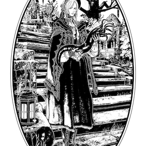 K&ouml;nnte beinhalten: Schwarz-Wei&szlig;-Illustration einer Figur in einem langen Kleid und Hut, die ein gro&szlig;es, dunkles, tentakelartiges Objekt h&auml;lt. Das Bild ist in einem Oval gerahmt, mit Treppen und einer Laterne im Hintergrund. Der Text unten lautet "THE DOLL".