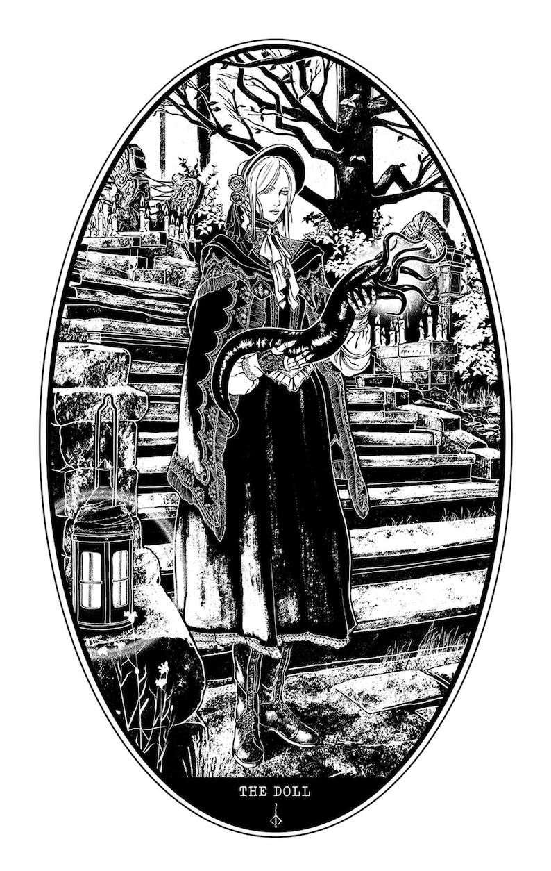 K&ouml;nnte beinhalten: Schwarz-Wei&szlig;-Illustration einer Figur in einem langen Kleid und Hut, die ein gro&szlig;es, dunkles, tentakelartiges Objekt h&auml;lt. Das Bild ist in einem Oval gerahmt, mit Treppen und einer Laterne im Hintergrund. Der Text unten lautet "THE DOLL".