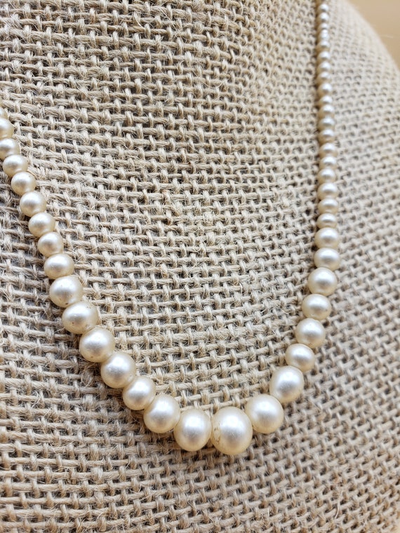 1960's Old White/Yellow Pearl Necklace, 17.5" Inc… - image 3