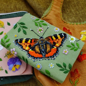 Tarjetero bordado - Estampado primaveral en tela verde. tarjetero pequeño con forma de mariposa y carey