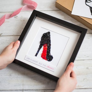Art du bouton inspiré des chaussures Louboutin faites main - cadeau parfait pour les amateurs de chaussures - cadeau d'anniversaire pour elle - art mural talons hauts, cadeau meilleur ami