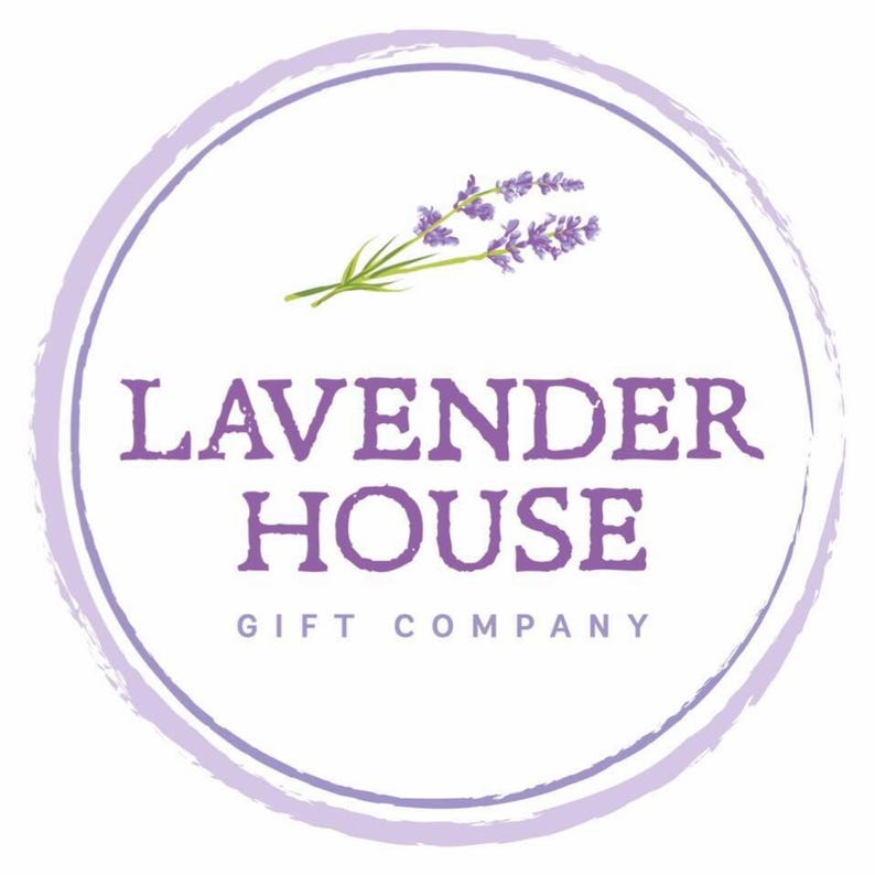 Puede incluir: Logotipo circular de Lavender House Gift Company. El dise&ntilde;o presenta una ramita de lavanda sobre el texto &laquo;LAVENDER HOUSE&raquo; en morado, con &laquo;GIFT COMPANY&raquo; debajo. El logotipo est&aacute; enmarcado por un c&iacute;rculo lila claro, estilo pincelada.