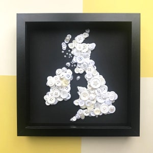 Gerahmte Karte der Britischen Inseln, Button Art of the UK, handgemachte Kartenwandkunst, wählen Sie irgendwelche Farben