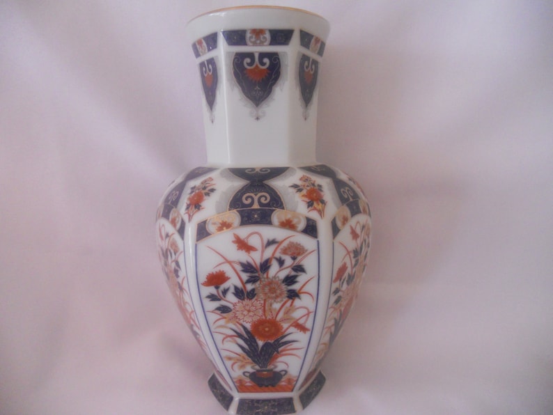 UCGC Japanese Porcelain Vase.Multicolored Porcelain vase with image 0