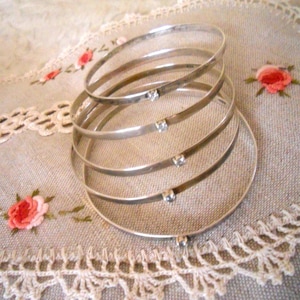 Lot de 5 bracelets vintage en argent. Bracelets joncs empilables fabriqués à la main en argent 800 avec perles de verre.