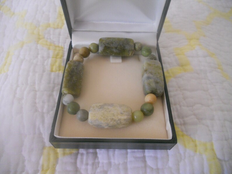 Irish Genuine Marble Bracelet with Original Green Box with Clover. Stretched Irish Bracelet. Jewelry. Gift for Her. Bild 9