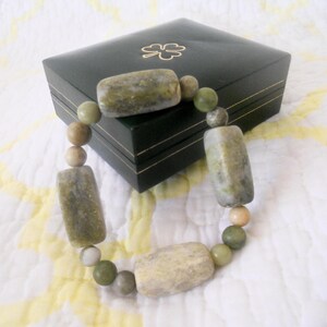 Irish Genuine Marble Bracelet with Original Green Box with Clover. Stretched Irish Bracelet. Jewelry. Gift for Her. Bild 1