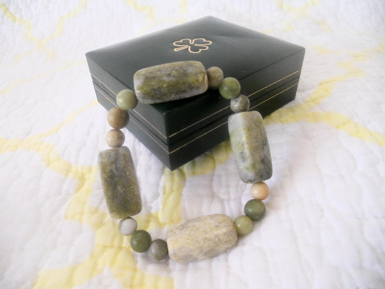 Irish Genuine Marble Bracelet with Original Green Box with Clover. Stretched Irish Bracelet. Jewelry. Gift for Her. Bild 1
