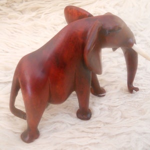 Vintage Hand Carved Brown Wooden Elephant. Fine Woodcarving. Wooden Sculpture Signed by the Artist .Animal Art Figurine. Bild 1