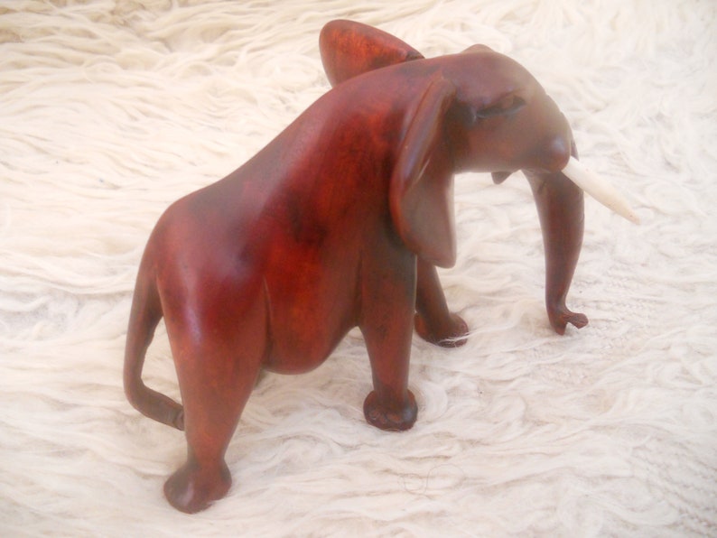 Vintage Hand Carved Brown Wooden Elephant. Fine Woodcarving. Wooden Sculpture Signed by the Artist .Animal Art Figurine. Bild 1