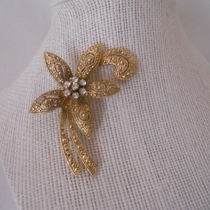 Large 2.5 inches Gold Metal Flower Brooch with Rhinestones. Vintage Starlike Brooch. Valentine Gift for Her, Girlfriend, Wife, Best Friend.