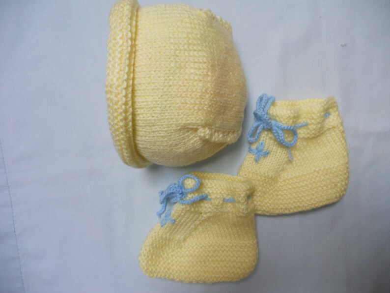 Baby Hand Knitted New Born Set. Winter Baby Boots and Hat. image 0