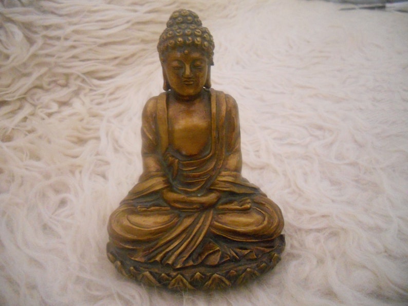 Vintage Sitting Buddha Brass Statue. Solid Brass Buddha. image 0