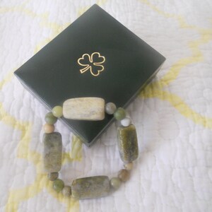 Irish Genuine Marble Bracelet with Original Green Box with Clover. Stretched Irish Bracelet. Jewelry. Gift for Her. Bild 5